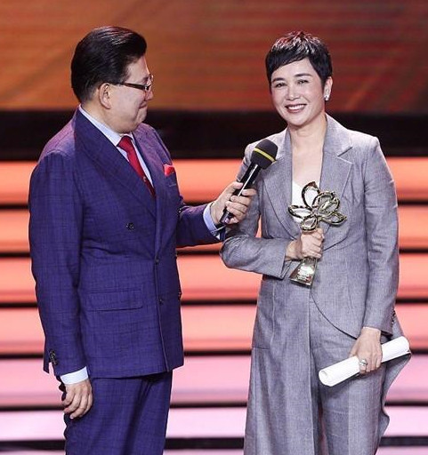 倪大红,蒋雯丽获奖后亲切拥抱,惺惺相惜令人羡慕,女方开怀大笑
