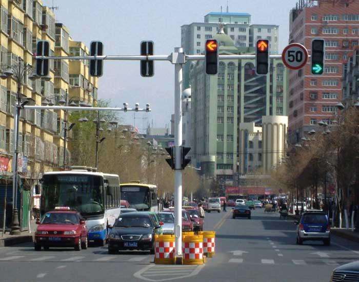 国内红绿灯要改革了,新功能惹众车主不满:驾照不够扣,危害安全