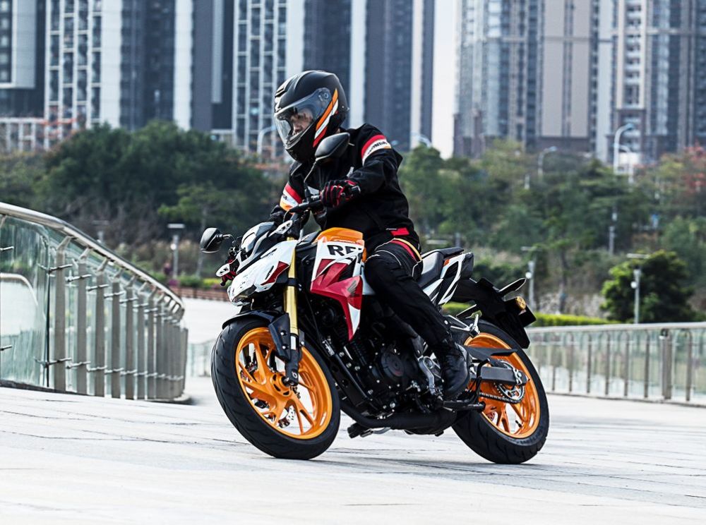 honda 190家族之运动街车暴锋眼cb190r_腾讯新闻