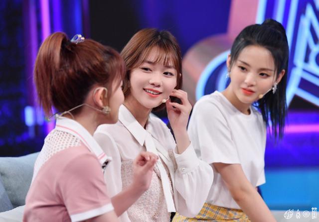 火箭少女和r1se合影,龙丹妮一脸宠溺
