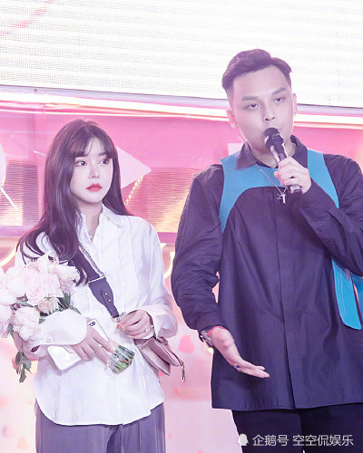 我也是近期才知道花妈原来就是韩安冉的干妈,也就是网红李明霖和演员