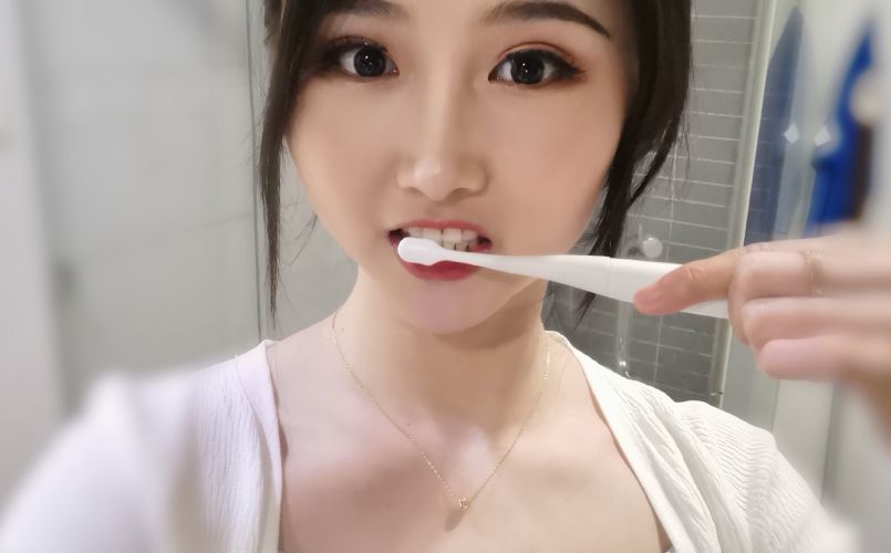 小红书用户roroo肉肉使用图只要把它放进嘴巴,上下左右换个方向,它就