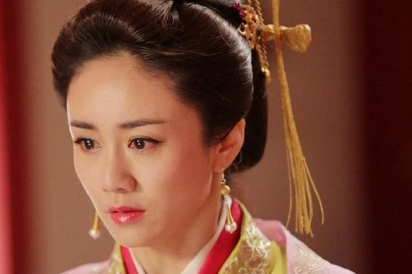 楚怀王的南后郑袖虽美若天仙但天生善妒都表现在什么地方呢