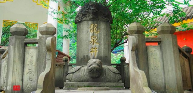 承宗,解甲归田后,于公元1573年,在城南的凤凰山麓,龙泉井旁建窖酿酒