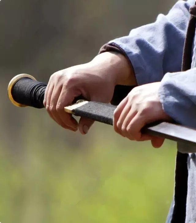 咏"剑":举头西北浮云,倚天万里须长剑