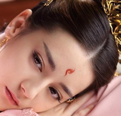 女明星眉心妆大比拼,没想到最后,竟然输给了男人!