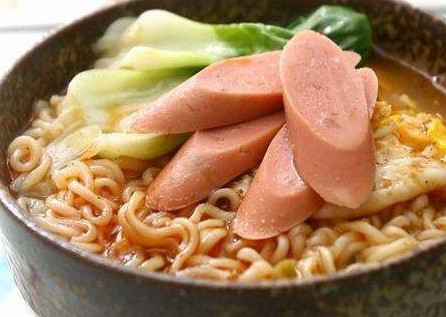 吃泡面常加的火腿肠,到底是用啥原材料做的,快来交下你的智商税