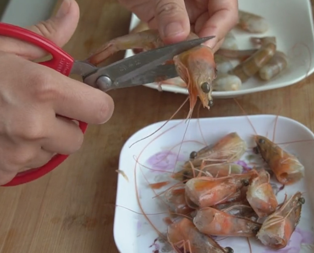 准备一小盆大虾剪掉虾头, (虾头不要丢掉,可以炸着吃,或者做一份虾油