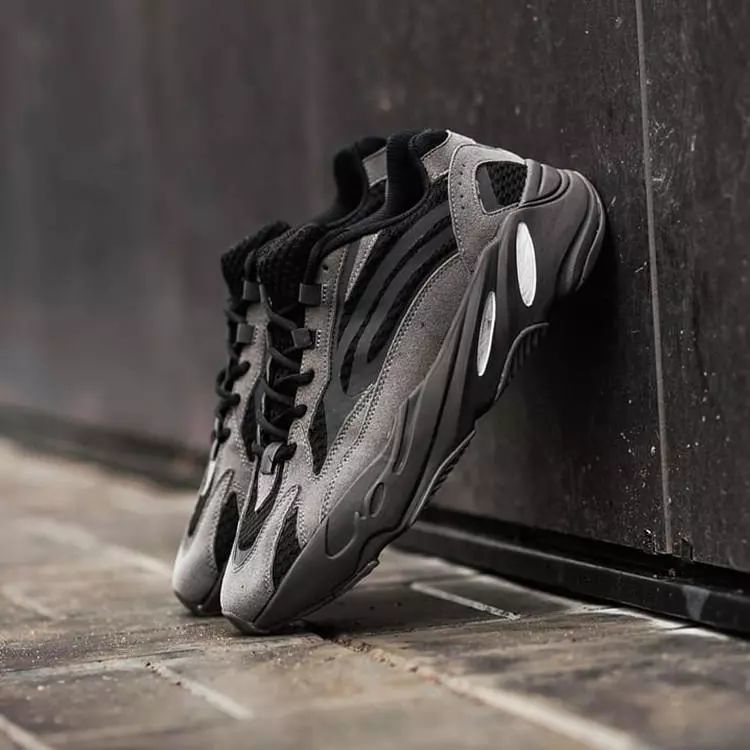 yeezy 700 黑魂配色人气极高
