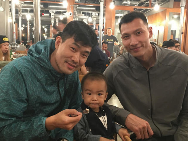 阿联带着儿子给王仕鹏庆生易建联和陈江华都有两个儿子,所不同的是,陈