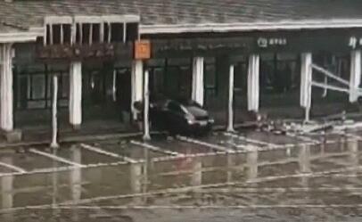 错把油门当刹车 特斯拉撞上餐厅墙壁