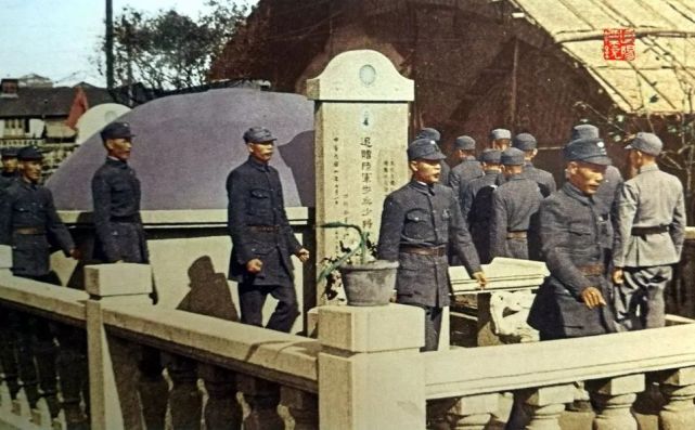 1941年4月24日晨5时,谢晋元按例率官兵早操,当时有上等兵郝鼎诚,龙耀