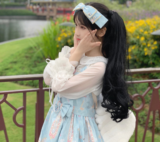 杨清柠都已经20多岁,而且也是一个孩子的妈妈了,但是穿上洛丽塔之后