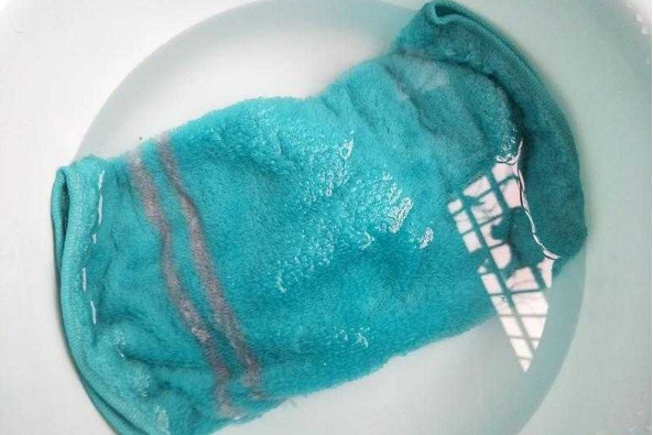 在车内一定要放一块湿毛巾!不然小孩有可能触电受伤!