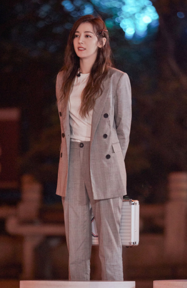 迪丽热巴又带火一种西装裤穿法 要露出5cm的小脚 才够潮 腾讯网