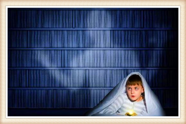 小孩子晚上不敢一个人睡,不是缺乏安全感,只是怕黑