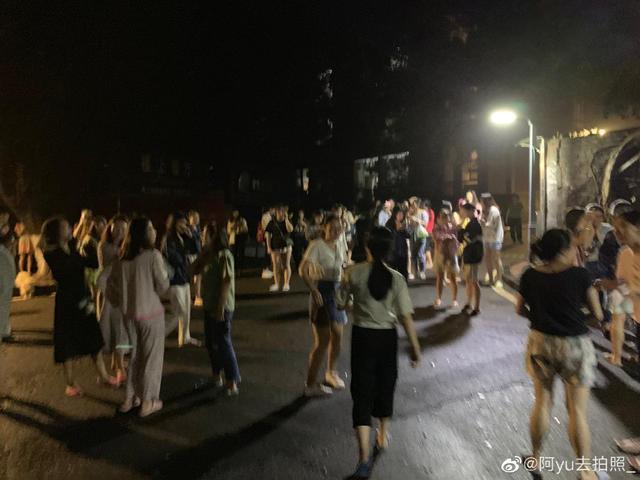 湖北人亲历宜宾6级地震 拍下视频:吊灯在晃