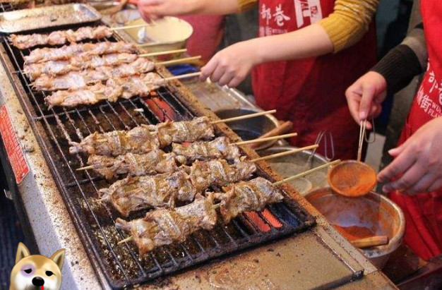 烧烤店靠收款方式成网红店 最霸气的 金钱场面 就担心有风来 腾讯新闻
