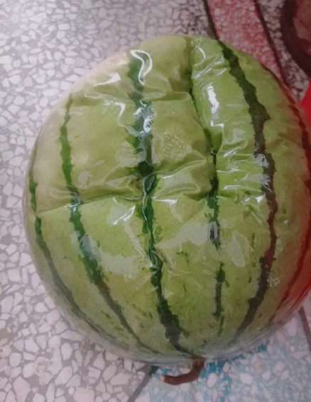 跟着大家学冻水果,把西瓜放在了冷冻层,一天后拿出来长皱纹了