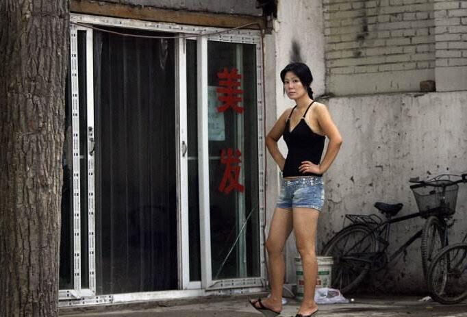 理发店洗头小妹月薪仅1800却无人愿走老板谁也不傻