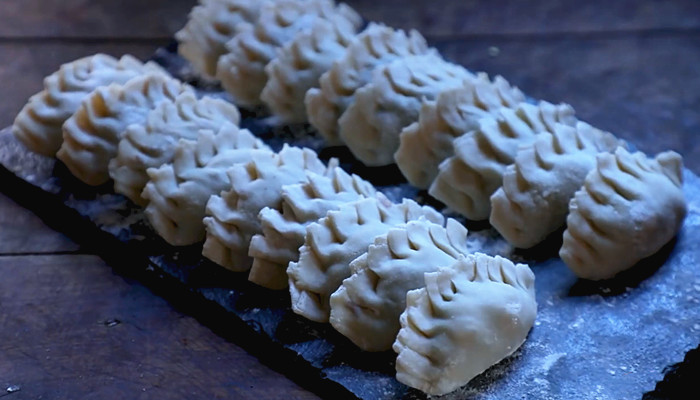 另外她还包了一盘"刺猬饺子",这种饺子的造型很特别,边缘有很多锯齿状