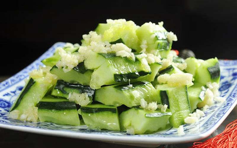 蒜泥黄瓜最简单的一道菜,你知道有什么窍门吗_腾讯新闻