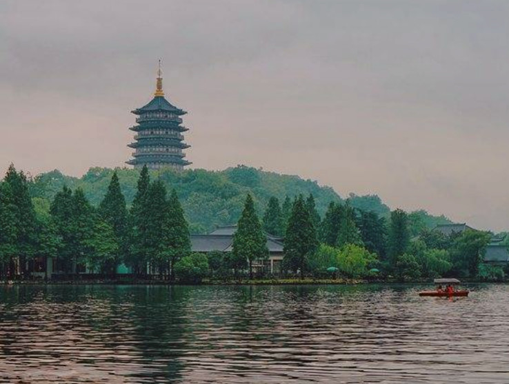 雷峰塔下真的压着白蛇?考古专家挖开地宫,瞬间