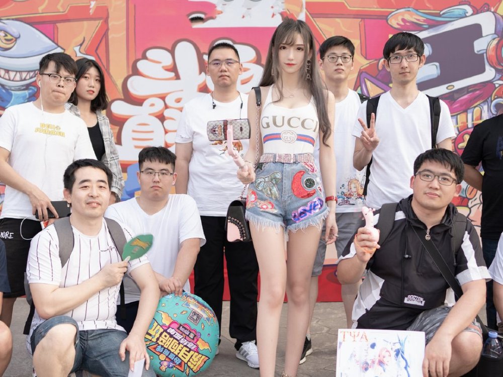 腐团儿亮相嘉年华,背心短裤大秀好身材,看到身高我酸了!