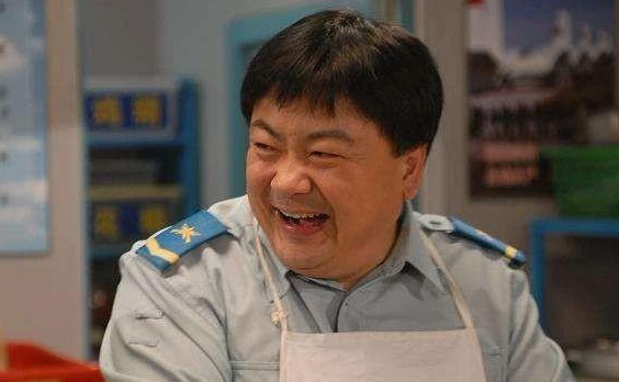 《炊事班的故事》"洪班长"近照,54岁就满头白发令人感慨