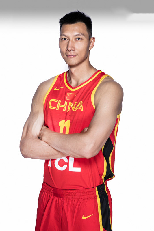 中国男篮写真出炉 阿联郭艾伦领衔20人