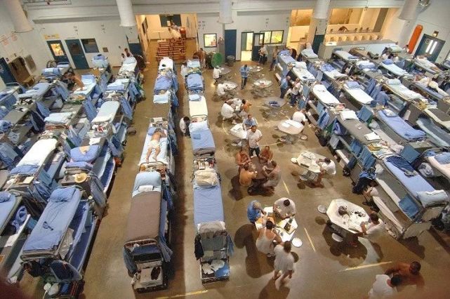 加州人满为患的监狱。（图片来自加州惩教部）