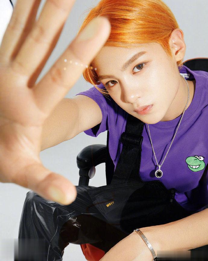 黄明浩真的太美了,染脏橘色发型,竟帅的像小姑娘!