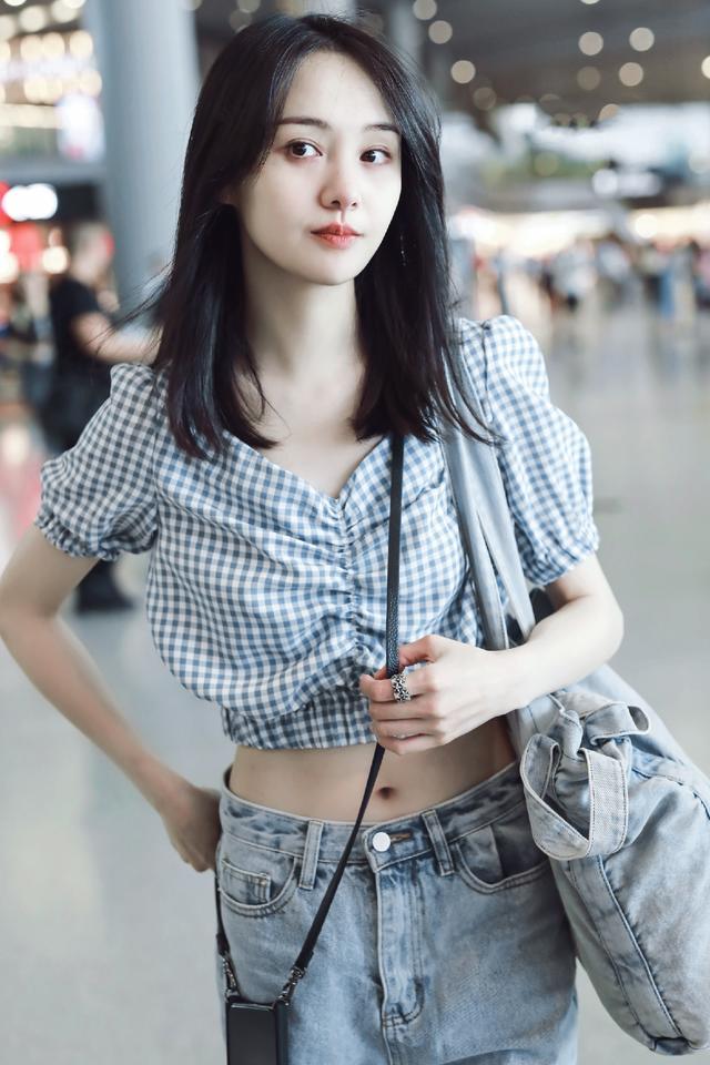 郑爽穿露脐装十分小清新,与男友现身机场,但张恒看起来却很疲惫