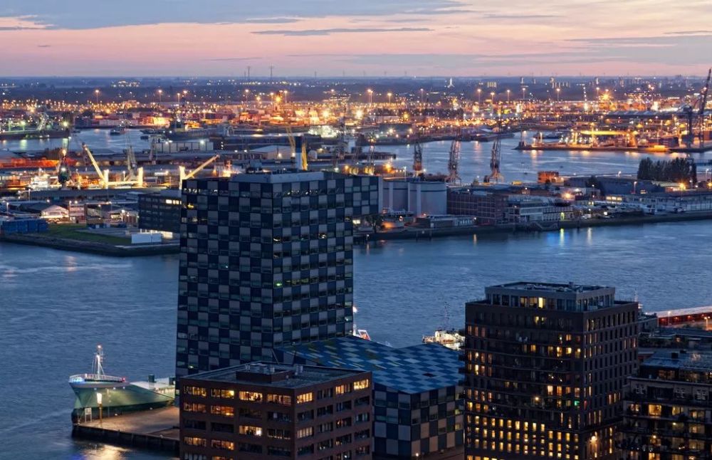 亚太地区最大的转口港新加坡世界第一大港上海