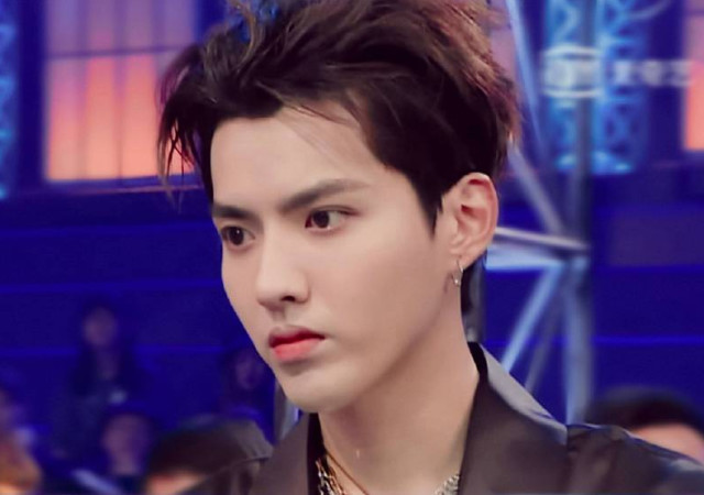 吴亦凡穿着风衣现身,脸肿得像"发面馒头",怎么胖成这样?