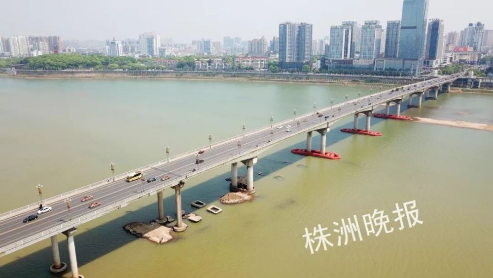 株洲大橋(株洲湘江一橋)禁止渣土重車通行(通訊員古月 攝)