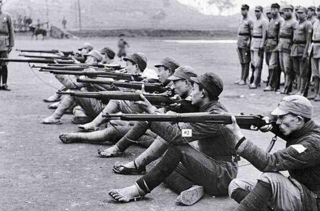 八路军弹药打完时一个地主跑过来大喊我家里还有十几箱子弹