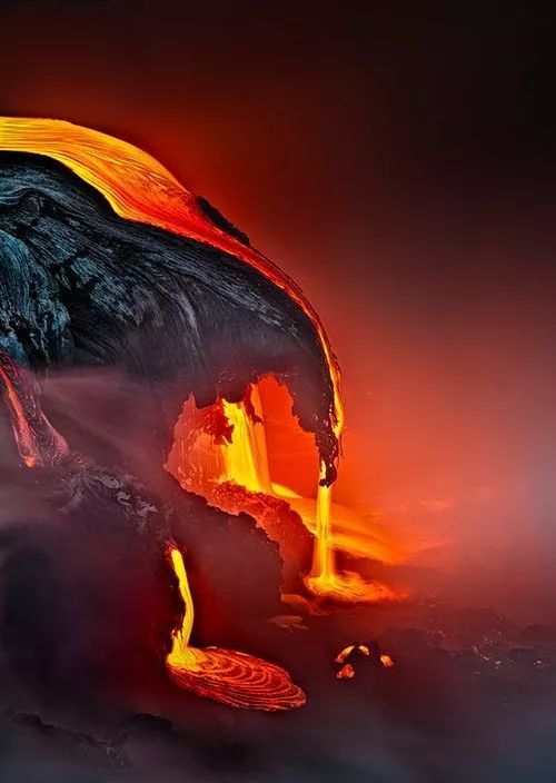 火山岩浆喷发,谁敢靠近?疑是银河落九天""飞流直下三千尺