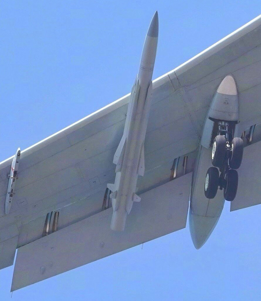 轰6翼下的鹰击12