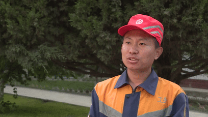 作为第二任固沙林场场长的 张克智在退休后经常回到沙坡头,将自己的