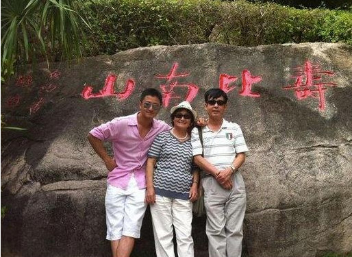 吴京与父母相聚,父慈子孝场面感人,桌上的菜吸引了网友的注意