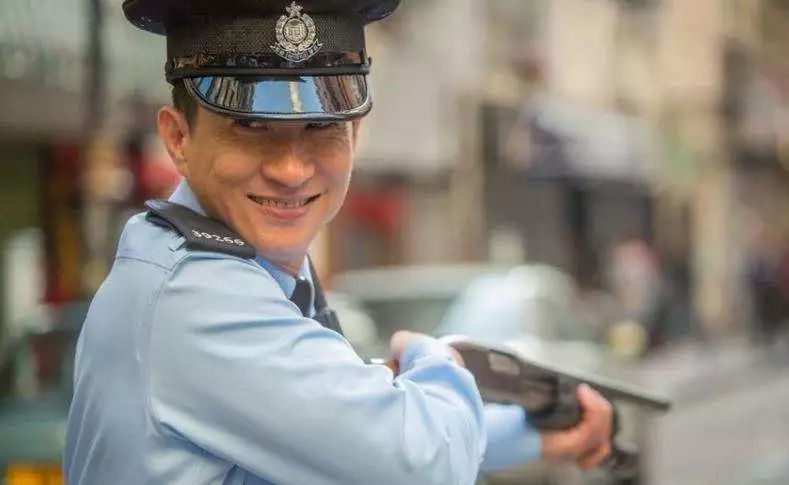 不被批准,一气之下辞职转行加入了李修贤的万能影业公司做幕后工作,没