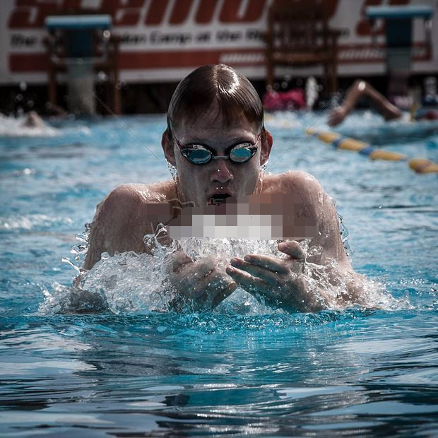 抬头蛙泳很轻松,可以不间断2km,蛙泳顶多100