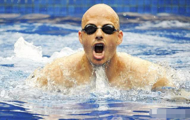 抬头蛙泳很轻松可以不间断2km蛙泳顶多100m就倍感疲乏