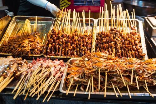 实拍青岛劈柴院小吃街,各种美食五花八门,就是价格有点贵