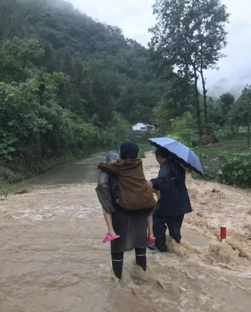 石泉多地落石,滑坡请大家注意安全!