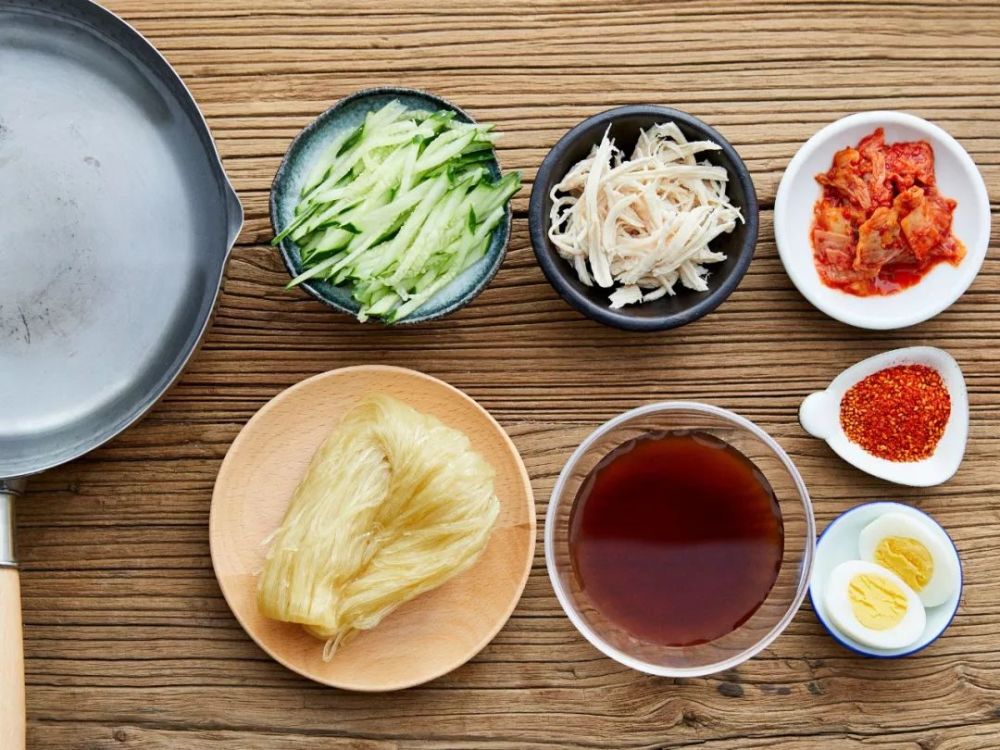 首先需要准备好相关的食材,冷面和调料包是必须的.