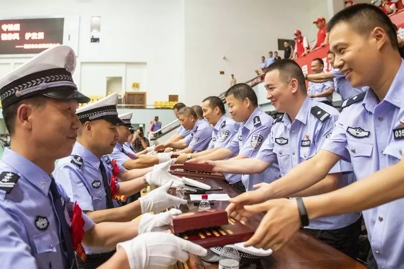 還舉行了一系列的譽獎章授獎儀式 和輔警授銜換裝儀式 輔警榮譽獎章