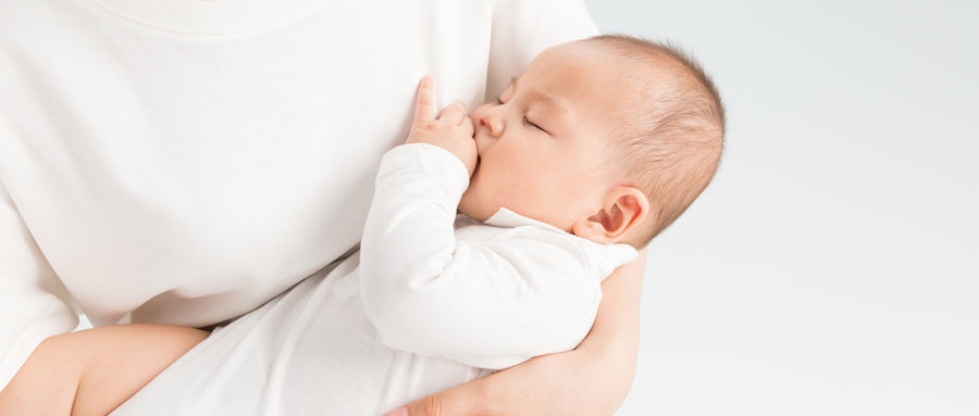 儿媳喂奶婆婆听 宝宝吞咽声能断母乳量 别忽视宝宝 吃奶性格 腾讯新闻