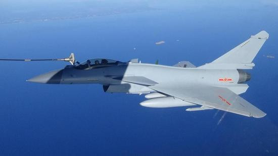 南部戰區空軍某旅殲-10C戰機首次在南海接收加油演練 圖源：國防部網